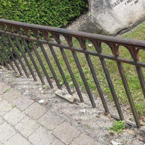 Renovering av järnstaket, kedjor och kors på kyrkogård - Galleribild 1