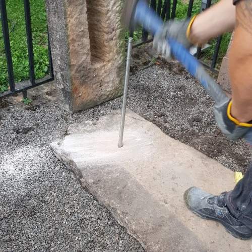 Säkring av kulturhistoriska gravstenar på Värmdö Kyrkogård - Galleribild 3